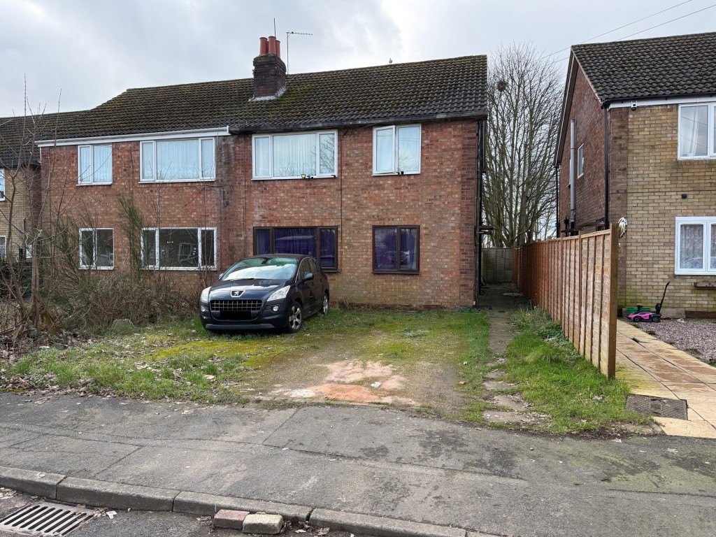 Lot: 177 - TWO-BEDROOM GROUND FLOOR MAISONETTE WITH GARDEN - Two bedroom ground floor maisonette in Nuneaton